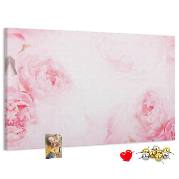 Kurken prikbord met fijne roze bloemen op een lichte achtergrond