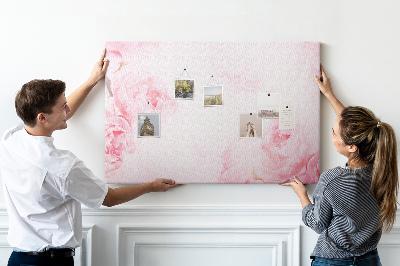 Kurken prikbord met fijne roze bloemen op een lichte achtergrond