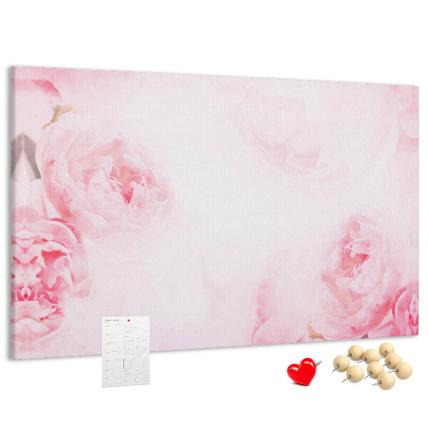 Kurken prikbord met fijne roze bloemen op een lichte achtergrond