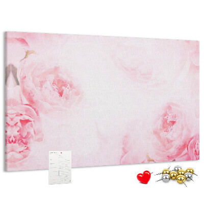 Kurken prikbord met fijne roze bloemen op een lichte achtergrond
