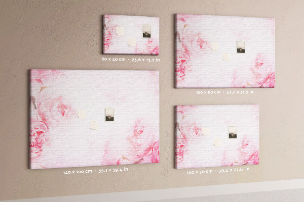 Kurken prikbord met fijne roze bloemen op een lichte achtergrond