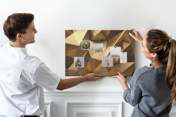 Prikbord met geometrische vormen in bruintinten