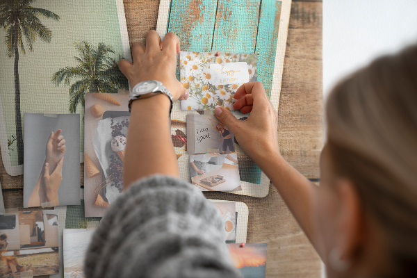 Kurkbord met souvenirfoto's van een tropische vakantie