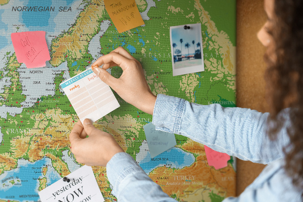 Kurk prikbord met een kaart van Europa en geografische aanduidingen