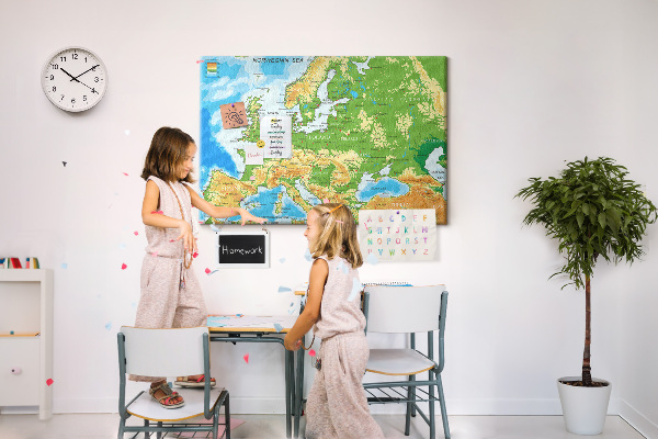 Kurk prikbord met een kaart van Europa en geografische aanduidingen