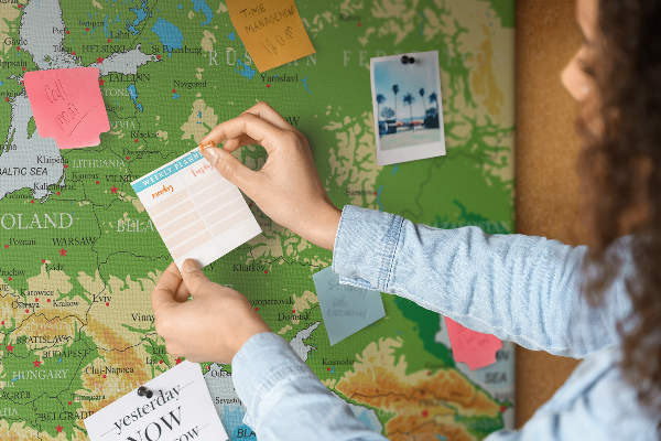 Kurk prikbord met een kaart van Europa en geografische aanduidingen