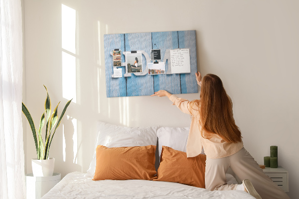 Prikbord stijlvol HOME-opschrift op een blauwe achtergrond