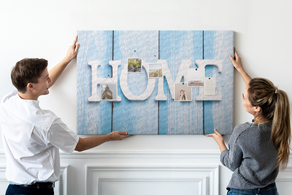 Prikbord stijlvol HOME-opschrift op een blauwe achtergrond