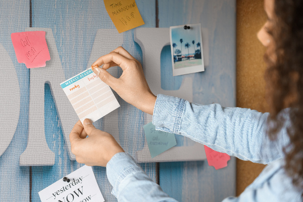 Prikbord stijlvol HOME-opschrift op een blauwe achtergrond