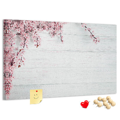 Kurkbord met bloemtakken op een witte houten achtergrond