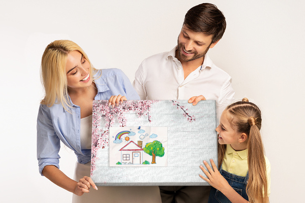 Kurkbord met bloemtakken op een witte houten achtergrond