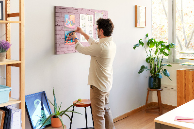 Prikbord met print van roze bakstenen muur met structuur