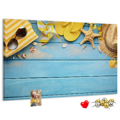 Prikbord met een zomerse strandscène en kleurrijke accessoires