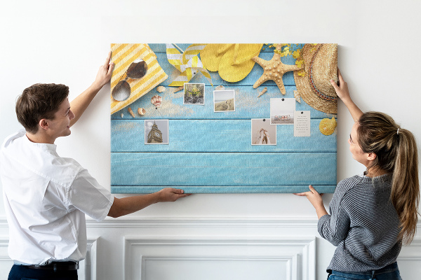 Prikbord met een zomerse strandscène en kleurrijke accessoires