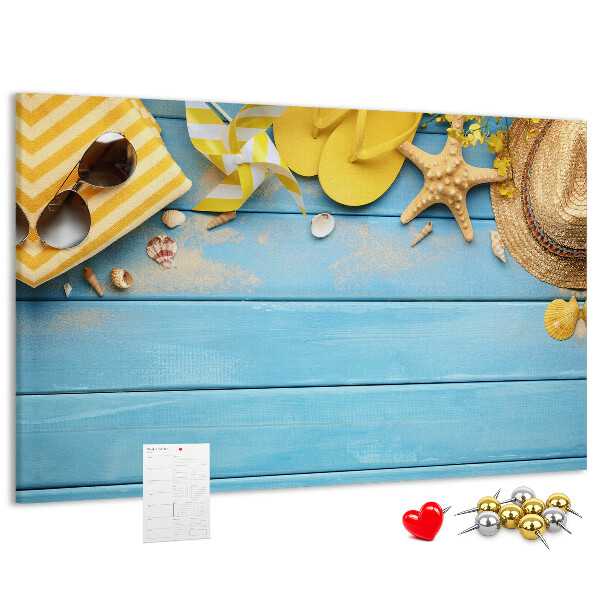 Prikbord met een zomerse strandscène en kleurrijke accessoires