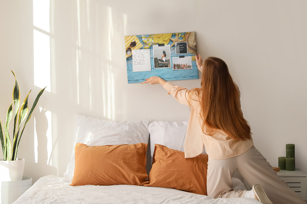 Prikbord met een zomerse strandscène en kleurrijke accessoires