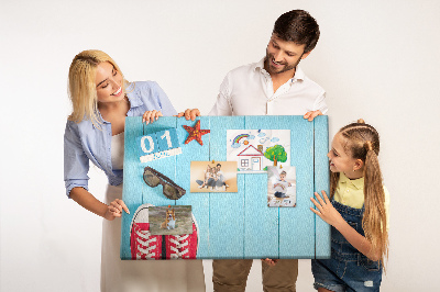 Kurkbord zomerse herinneringen op een blauwe achtergrond