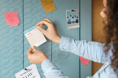 Kurkbord zomerse herinneringen op een blauwe achtergrond