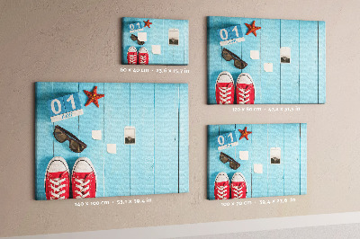 Kurkbord zomerse herinneringen op een blauwe achtergrond
