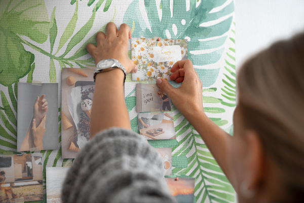 Kurken prikbord met aquarelprint van tropische groene bladeren