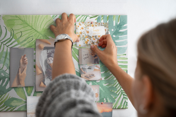 Kurken prikbord met aquarelprint van tropische groene bladeren
