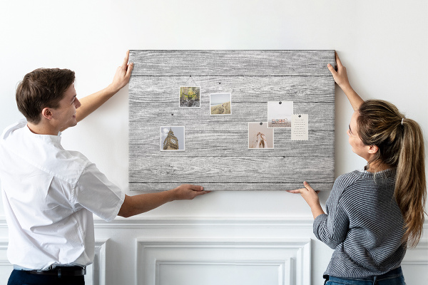 Kurkbord met een houtstructuur in grijstinten
