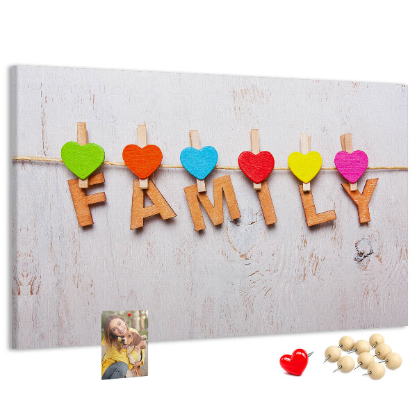 Prikbord familiehartjes op een houten achtergrond