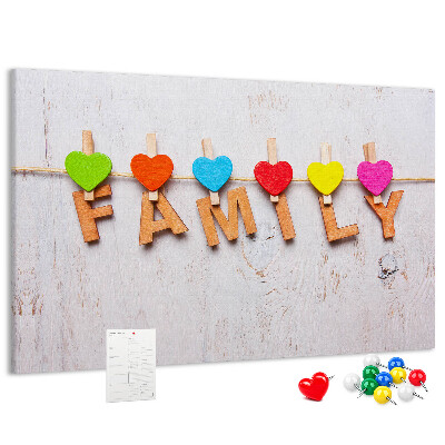 Prikbord familiehartjes op een houten achtergrond