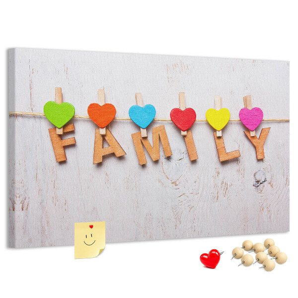 Prikbord familiehartjes op een houten achtergrond