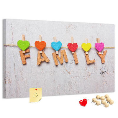 Prikbord familiehartjes op een houten achtergrond
