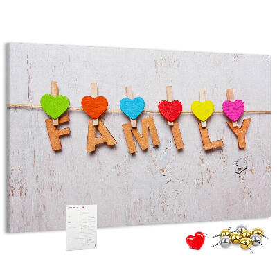 Prikbord familiehartjes op een houten achtergrond