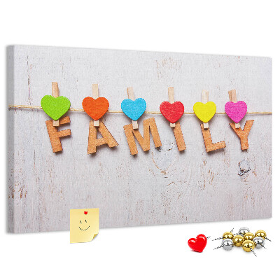 Prikbord familiehartjes op een houten achtergrond