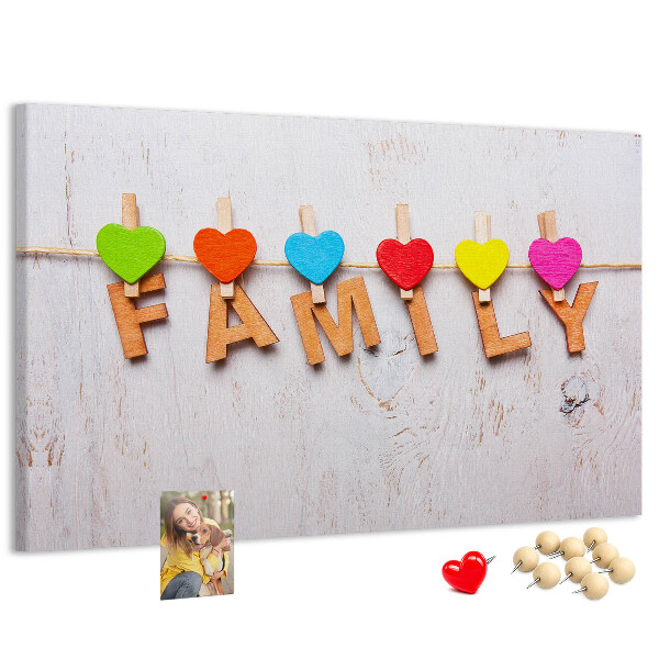 Prikbord familiehartjes op een houten achtergrond