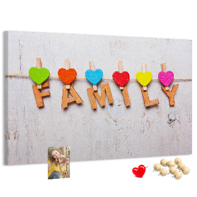 Prikbord familiehartjes op een houten achtergrond