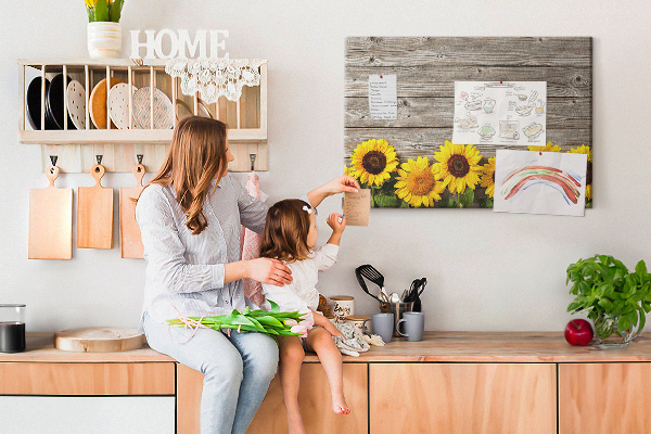 Kurkbord met een afbeelding van zonnebloemen op een achtergrond van houten planken