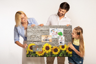 Kurkbord met een afbeelding van zonnebloemen op een achtergrond van houten planken