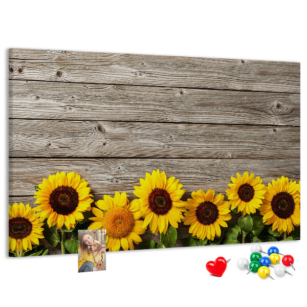 Kurkbord met een afbeelding van zonnebloemen op een achtergrond van houten planken
