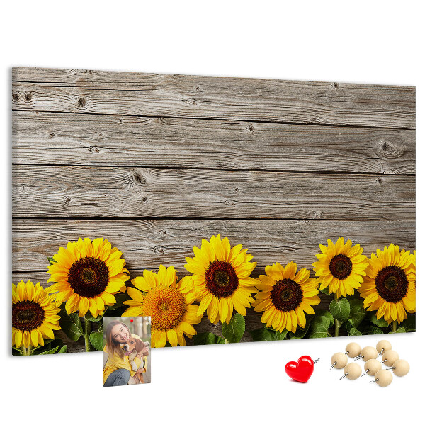 Kurkbord met een afbeelding van zonnebloemen op een achtergrond van houten planken