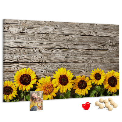 Kurkbord met een afbeelding van zonnebloemen op een achtergrond van houten planken