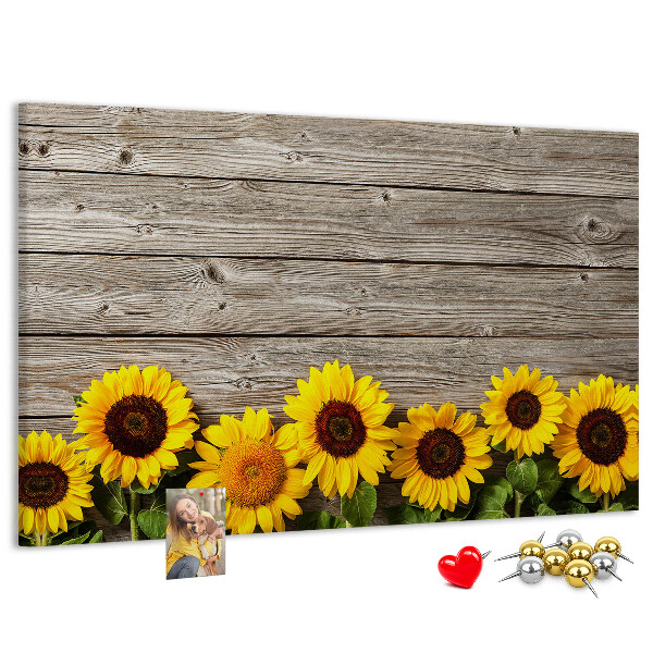 Kurkbord met een afbeelding van zonnebloemen op een achtergrond van houten planken