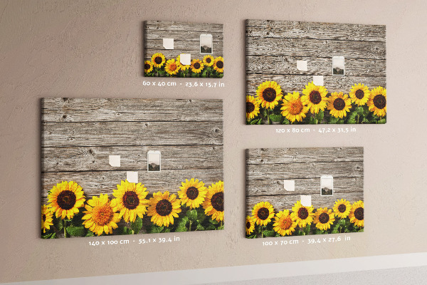 Kurkbord met een afbeelding van zonnebloemen op een achtergrond van houten planken