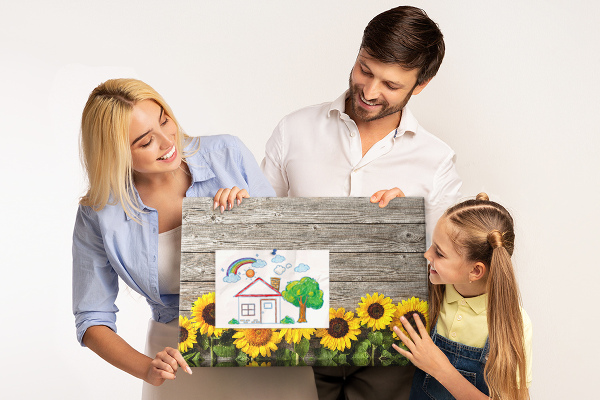 Kurkbord met een afbeelding van zonnebloemen op een achtergrond van houten planken
