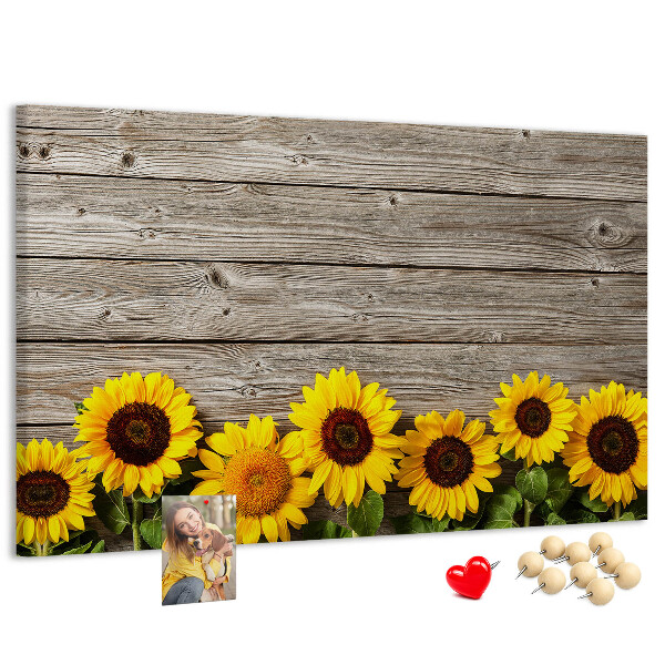 Kurkbord met een afbeelding van zonnebloemen op een achtergrond van houten planken
