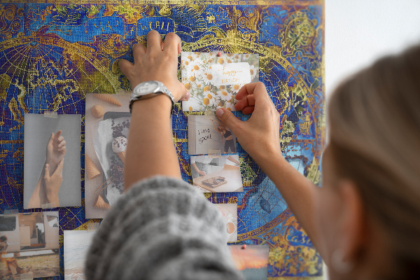 Prikbord met een oude wereldkaart in rijke kleuren