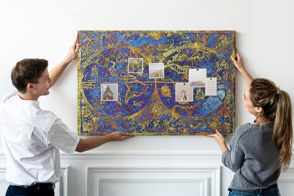 Prikbord met een oude wereldkaart in rijke kleuren