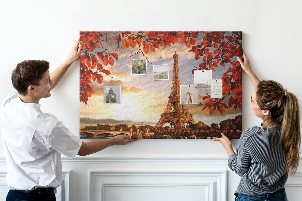 Kurken prikbord met een afbeelding van de Eiffeltoren in een herfstlandschap