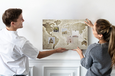 Kurken prikbord met een klassieke wereldkaart als achtergrond