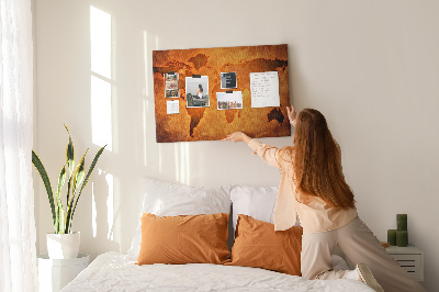 Prikbord met kaart van de oude wereld op een bruine achtergrond