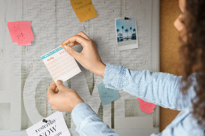 Kurk prikbord met stijlvolle HOME-tekst op een witte achtergrond