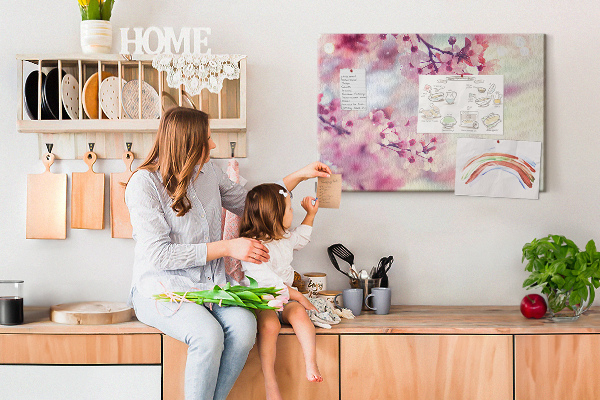 Prikbord met afbeelding van bloemtakken in pasteltinten
